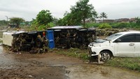 Banjir bandang terjadi akibat hujan dengan intensitas tinggi sejak Jumat sore hingga malam hari yang turun di sebagian wilayah kecamatan di Garut dan membuat air sungai Cimanuk meluap.