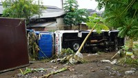 Kerusakan membuat warga memilih untuk mengungsi ke tempat yang lebih aman. Namun beberapa dari mereka mulai sibuk untuk membersihkan puing-puing yang masuk ke dalam rumah dengan peralatan seadanya.