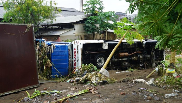 Ambulans hingga Mobil Boks Terseret Banjir Bandang di Garut Banjir bandang menerjang Kabupaten Garut, Jawa Barat pada Jumat (15/7/2022) malam. Banjir bandang yang terjadi mengakibatkan banyak rumah warga rusak dan menyeret sejumlah kendaraan bermotor.