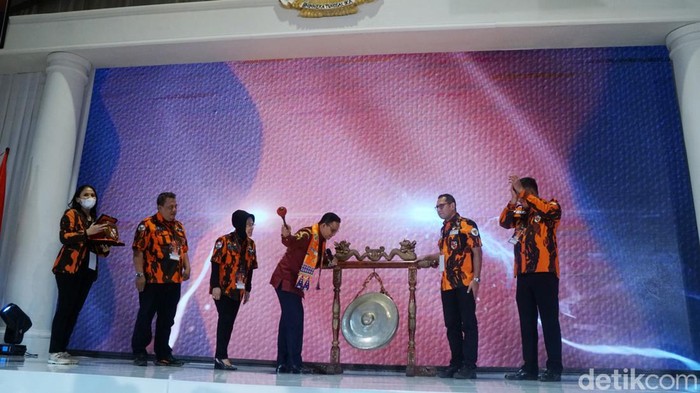 Anies Buka Musyawarah Wilayah Pemuda Pancasila DKI Jakarta Gubernur DKI Jakarta Anies Baswedan secara resmi membuka Musyawarah Wilayah XIII Pemuda Pancasila DKI Jakarta yang digelar di Hotel Sultan Jakarta, Sabtu (16/7/2022). Dalam sambutannya, Anies Berharap Ribuan Anggota Pemuda Pancasila Terus Menjaga Persatuan.