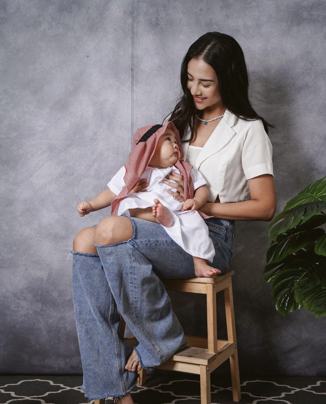 “akhirnyaaa ketemu sama cipung abubu ❤️ngga pernah ngefans sm bayi sampe segininya. doain yaa semoga kl punya anak bs selucu cipung 😍😘🥰 seneng bgt, syg bgt sm cipung. pas bgt deh cipung pake baju pangeran arab, tau aja kesukaan aku.. kurang pake brewok aja yaa cipung 😄” tulis Anya Geraldine. Foto: dok. Instagram @anyageraldine