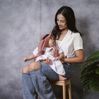 “akhirnyaaa ketemu sama cipung abubu ❤️ngga pernah ngefans sm bayi sampe segininya. doain yaa semoga kl punya anak bs selucu cipung 😍😘🥰 seneng bgt, syg bgt sm cipung. pas bgt deh cipung pake baju pangeran arab, tau aja kesukaan aku.. kurang pake brewok aja yaa cipung 😄” tulis Anya Geraldine. Foto: dok. Instagram @anyageraldine