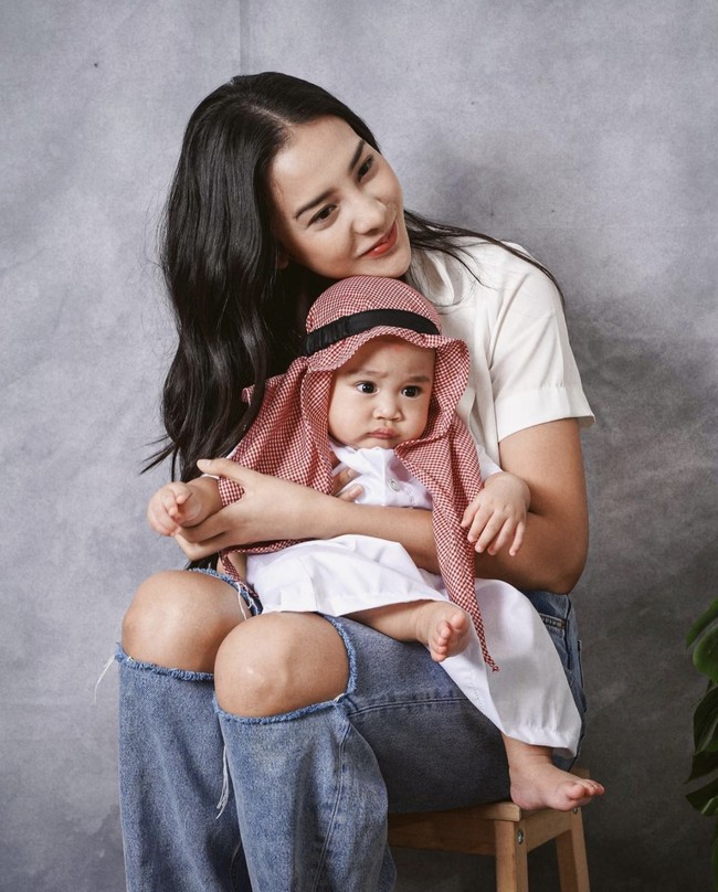 Selama ini Anya Geraldine mengaku begitu ngefans dengan Rayyanza. Aktris 26 tahun itu pun berharap dia kelak akan memiliki anak segemas Rayyanza. Foto: dok. Instagram @anyageraldine
