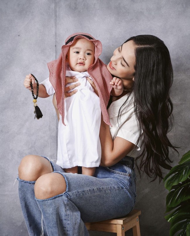 Aura bahagia terpancar dari Anya Geraldine yang antusias foto bareng Rayyanza. Meskipun baru pertama kali bertemu, Rayyanza duduk tenang di pangkuan pemain Layangan Putus itu. Foto: dok. Instagram @anyageraldine