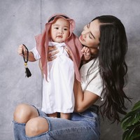 Aura bahagia terpancar dari Anya Geraldine yang antusias foto bareng Rayyanza. Meskipun baru pertama kali bertemu, Rayyanza duduk tenang di pangkuan pemain Layangan Putus itu. Foto: dok. Instagram @anyageraldine