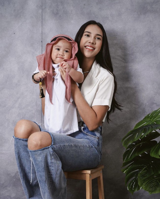 Sang mama Nagita Slavina sering mendandaninya dengan kostum unik seperti karakter Baby Yoda, pisang, dan anak SD. Tak mengherankan bila banyak penggemar yang gemas. Saat bertemu Anya Geraldine, Rayyanza cosplay jadi pangeran Arab. Foto: dok. Instagram @anyageraldine