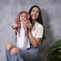 Sang mama Nagita Slavina sering mendandaninya dengan kostum unik seperti karakter Baby Yoda, pisang, dan anak SD. Tak mengherankan bila banyak penggemar yang gemas. Saat bertemu Anya Geraldine, Rayyanza cosplay jadi pangeran Arab. Foto: dok. Instagram @anyageraldine