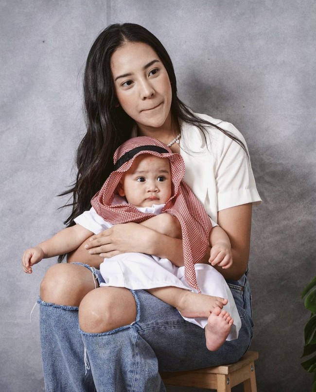 Rayyanza Malik Ahmad lahir pada 26 November 2021. Walaupun saat ini masih berusia 7 bulan, anak kedua Raffi Ahmad dan Nagita Slavina ini sudah memiliki banyak penggemar. Salah satunya Anya Geraldine. Foto: dok. Instagram @anyageraldine
