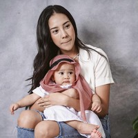 Rayyanza Malik Ahmad lahir pada 26 November 2021. Walaupun saat ini masih berusia 7 bulan, anak kedua Raffi Ahmad dan Nagita Slavina ini sudah memiliki banyak penggemar. Salah satunya Anya Geraldine. Foto: dok. Instagram @anyageraldine