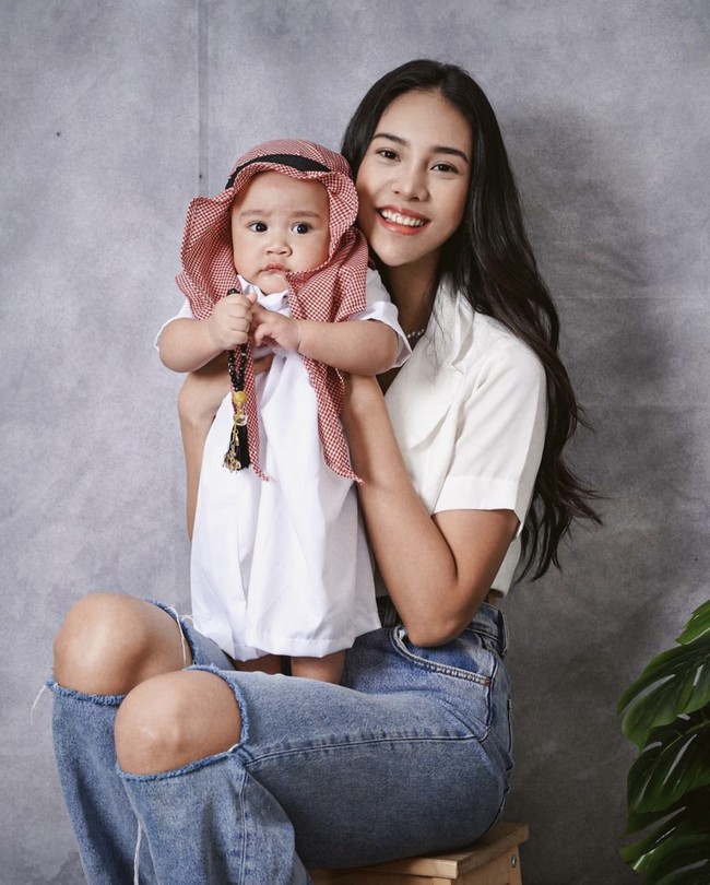 Anak kedua Raffi Ahmad dan Nagita Slavina, Rayyanza kembali mencuri atensi. Kali ini bayi gemas yang dipanggil Cipung itu pemotretan bareng Anya Geraldine. Foto: dok. Instagram @anyageraldine