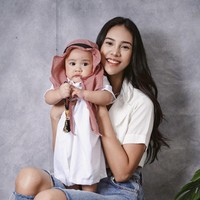 Anak kedua Raffi Ahmad dan Nagita Slavina, Rayyanza kembali mencuri atensi. Kali ini bayi gemas yang dipanggil Cipung itu pemotretan bareng Anya Geraldine. Foto: dok. Instagram @anyageraldine