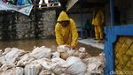 Atasi Banjir, Warga Bikin Tanggul Sementara di Ciledug Indah
