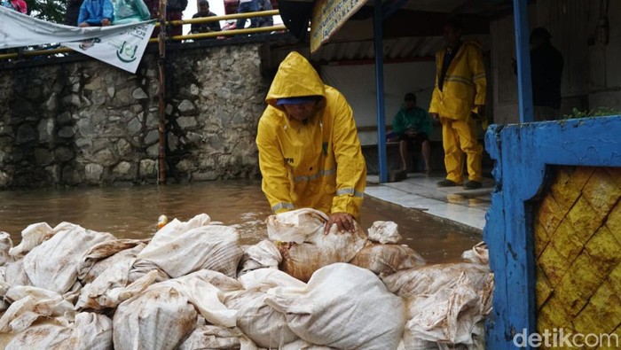 Atasi Banjir, Warga Bikin Tanggul Sementara di Ciledug Indah Warga bersama Dinas PUPR Kota Tangerang membuat tanggul sementara untuk mengatasi banjir di kawasan Ciledug Indah. Tanggul sementara itu berupa tumpukan karung pasir.