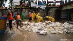 Atasi Banjir, Warga Bikin Tanggul Sementara di Ciledug Indah