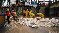 Banjir ini imbas dari hujan deras yang mengguyur wilayah  Kota Tangerang.