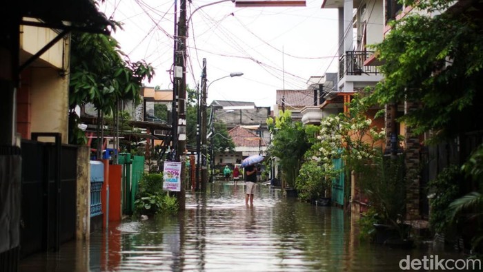 Warga bersama Dinas PUPR Kota Tangerang membuat tanggul sementara untuk mengatasi banjir di kawasan Ciledug Indah. Tanggul sementara itu berupa tumpukan karung pasir.