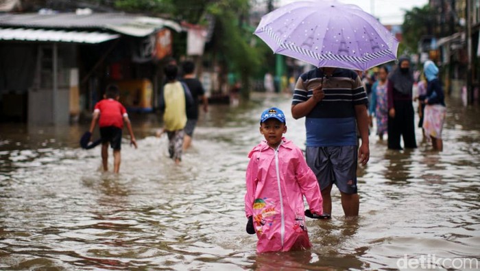 Banjir merendam kawasan Ciledug Indah, Kota Tangerang, Banten, Sabtu (16/7/2022). Sebagian warga pun dievakuasi menggunakan perahu karet.