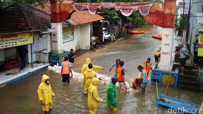 Warga bersama Dinas PUPR Kota Tangerang membuat tanggul sementara untuk mengatasi banjir di kawasan Ciledug Indah. Tanggul sementara itu berupa tumpukan karung pasir.
