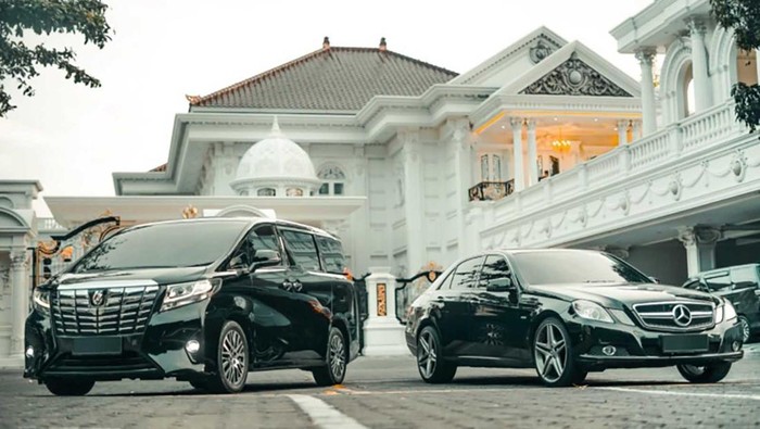 Bali Travel Shop menyediakan penyewaan mobil mewah antara lain Toyota Alphard, Mini Cooper, Porsche Boxster, hingga Lamborghini Gallardo.