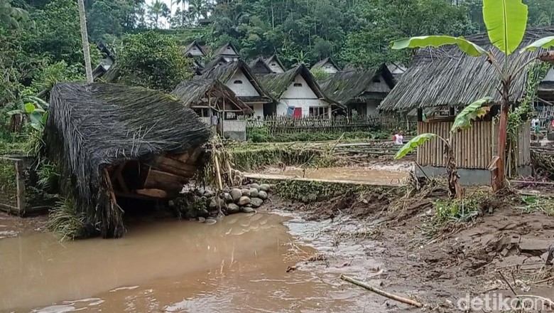 Banjir bandang terjang Kampung Adat Naga di Tasikmalaya Banjir bandang terjang Kampung Adat Naga di Tasikmalaya