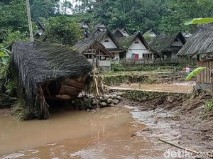 Anomali, Pertama Kali Dalam 50 Tahun Kampung Naga Diterjang Banjir Bandang