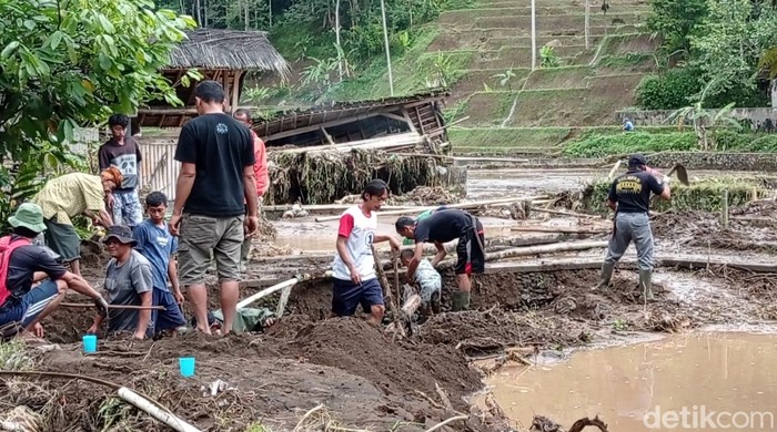Banjir bandang terjang Kampung Adat Naga di Tasikmalaya