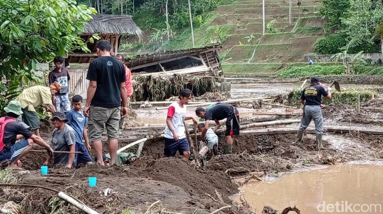 Banjir bandang terjang Kampung Adat Naga di Tasikmalaya Banjir bandang terjang Kampung Adat Naga di Tasikmalaya