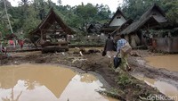 Dia mengatakan banjir terakhir terjadi pada tahun 2002 silam. Tapi itu pun relatif kecil, luapan sungai Ciwulan yang berada di samping Kampung Naga tidak sampai ke perkampungan.