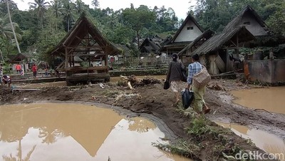 Penampakan Kampung Naga Usai Diterjang Banjir Bandang