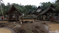 Banjir bandang yang melanda Kampung Adat Naga Desa Neglasari, Kecamatan Salawu, Kabupaten Tasikmalaya Jumat (15/7/2022) malam hingga Sabtu (16/7/2022) dinihari mengejutkan warga setempat.