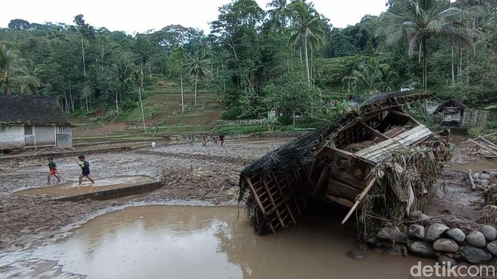 Banjir bandang terjang Kampung Adat Naga di Tasikmalaya