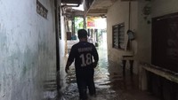 Warga menyebut banjir di lokasi ini dipicu luapan Sungai Ciliwung usai hujan terus mengguyur sejak Jumat (15/7/2022) hingga Sabtu (16/7/2022). (Anggi-detikcom)