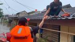 Penampakan Banjir di Jabodetabek, Ada yang Hampir Tenggelamkan Rumah
