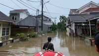 Banjir juga merendam rumah-rumah warga di Puri Kartika Baru, Ciledug, Kota Tanggerang. Banjir di sejumlah titik tampak hampir menenggelamkan rumah warga. (Mulia-detikcom)