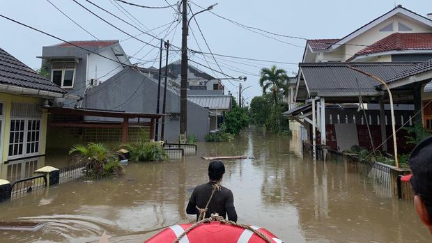Banjir di Ciledug, Tangerang, Sabtu (16/7/2022)/(Mulia-detikcom)