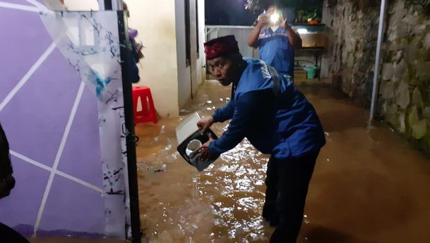 Banjir di salah satu permukiman warga di Depok, Jawa Barat dini hari tadi, Sabtu (16/7/2022).