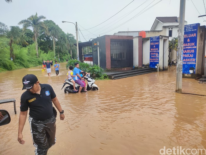 Banjir di Villa Pamulang, Tangerang Selatan, 16 Juli 2022. (Nahda RU/detikcom)