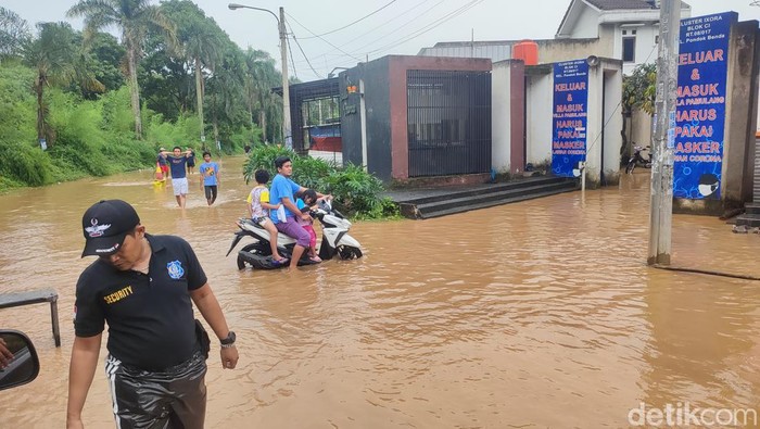 Banjir di Villa Pamulang, Tangerang Selatan, 16 Juli 2022. (Nahda RU/detikcom)