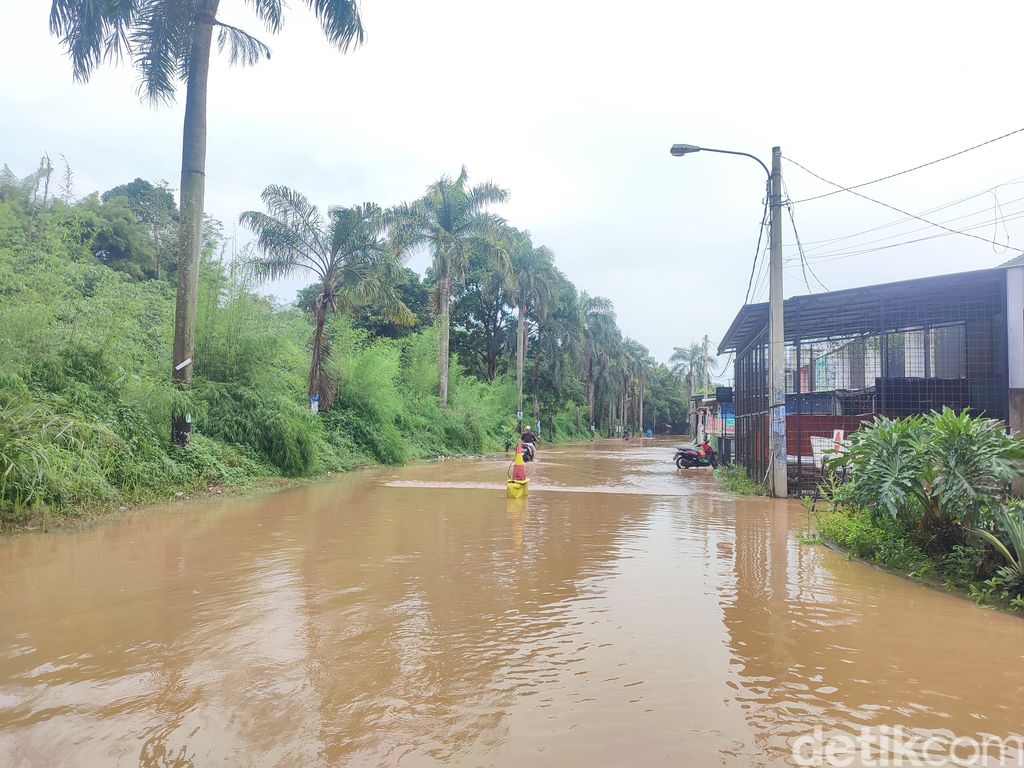 Banjir di Villa Pamulang, Tangerang Selatan, 16 Juli 2022. (Nahda RU/detikcom)