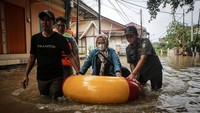 Petugas telah dikerahkan untuk mengevakuasi warga menggunakan perahu karet.