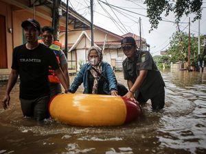 Banjir Juga Rendam Pinang Griya Permai Tangerang