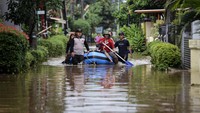 Banjir ini disebabkan oleh hujan deras dan jebolnya tanggul di Pinang Griya Permai, Kota Tangerang.