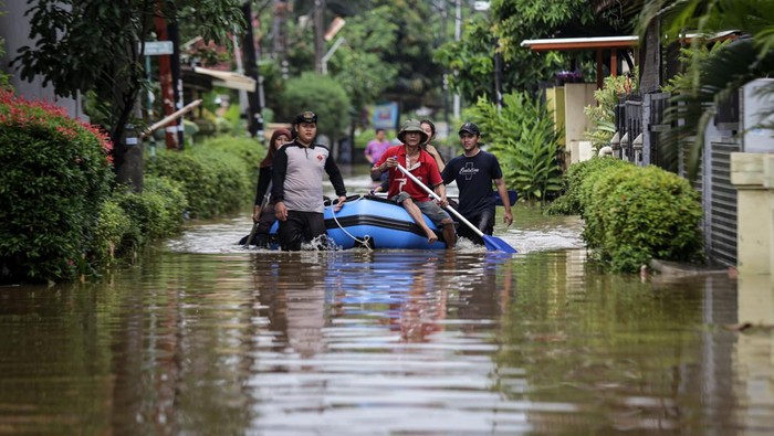 Banjir Juga Rendam Pinang Griya Permai Tangerang Banjir merendam sejumlah wilayah di Kota Tangerang, Banten, Sabtu (16/7/2022). Selain Ciledug Indah, banjir juga menerjang Pinang Griya Permai.
