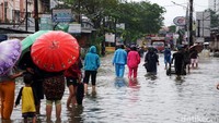 Banjir ini mengakibatkan aktivitas warga terganggu.