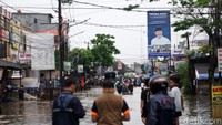 Banjir mengakibatkan arus lalu lintas terganggu.