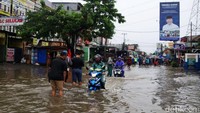 Banjir merendam Jalan KH Hasyim Ashari, Ciledug, Tangerang, Banten, Sabtu (16/7/2022).