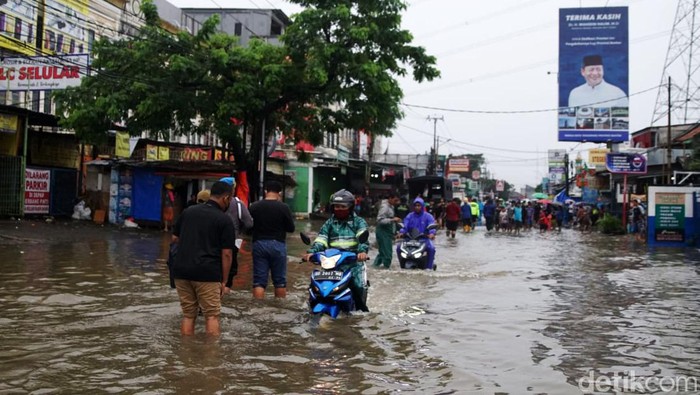 Banjir Rendam Jalan Hasyim Ashari Ciledug Banjir menerjang sejumlah wilayah di Kota Tangerang, Banten, Sabtu (16/7/2022). Seperti yang terlihat di Jalan KH Hasyim Ashari, banjir tersebut mengakibatkan lalu lintas terganggu.