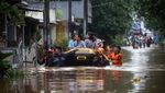 Banjir Setinggi Dada Rendam Villa Pamulang Depok