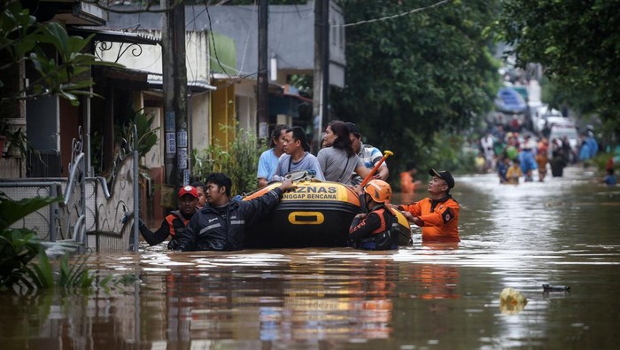Banjir Setinggi Dada Rendam Villa Pamulang Depok Seorang warga berjalan saat banjir di Villa Pamulang, Pondok Petir, Depok, Jawa Barat, Sabtu (16/7/2022). Tanggul aliran sungai jebol dan hujan deras yang mengguyur pada Jumat (15/7) malam hingga pagi hari mambuat air sungai di sekitar lokasi meluap menyebabkan banjir dengan ketinggian 1 meter.