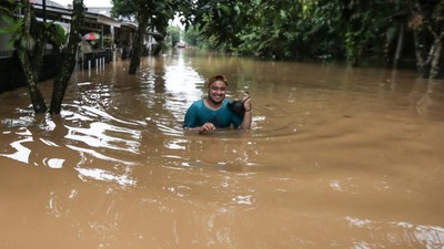 Banjir Setinggi Dada Rendam Villa Pamulang Depok